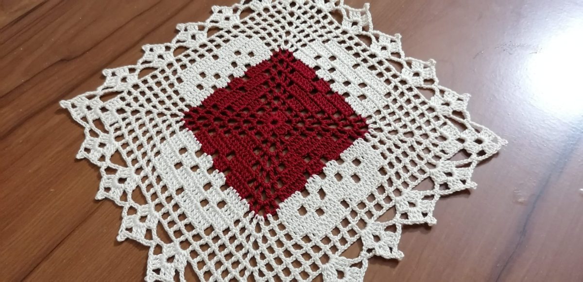 İki Renkli Kare Dantel Masa Örtüsü Yapımı